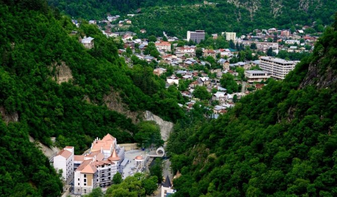 Чи потрібно пити «Боржомі»? Мінералка - це взагалі корисно або шкідливо? Важливі питання про мінеральну воду